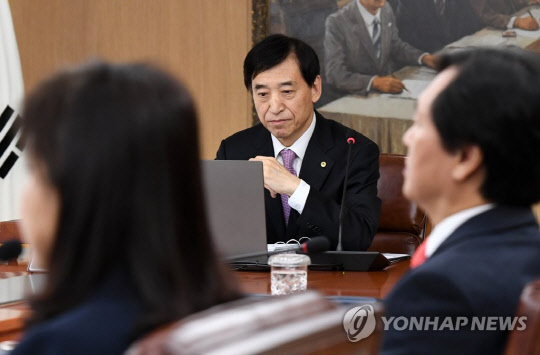 이주열 한국은행 총재가 지난 16일 오전 서울 중구 한국은행에서 금융통화위원회의를 주재하고 있다.